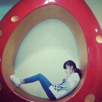 坐着捂脸的情侣微信头像一男一女