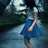 打伞的女孩微信头像_唯美雨中打伞的漂亮女孩微信头像图片