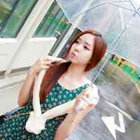 打伞的女孩微信头像_唯美雨中打伞的漂亮女孩微信头像图片