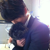 男生头像抱着宠物