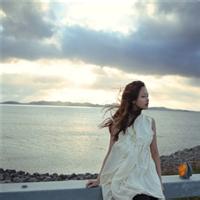 背对大海的头像女生 面朝夕阳背对大海