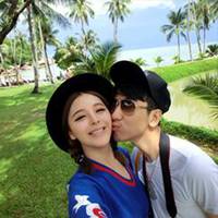 两个人亲嘴的情侣头像