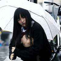 打伞的女孩微信头像_唯美雨中打伞的漂亮女孩微信头像图片