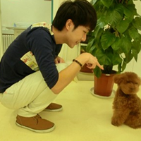 男生头像抱着宠物