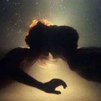 两个人亲嘴的情侣头像