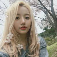 白发女生微信头像_一头白发也很个性