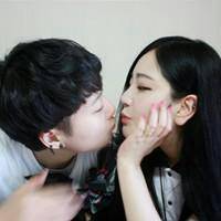 两个人亲嘴的情侣头像