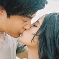 两个人亲嘴的情侣头像