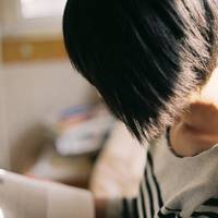女生看书头像_唯美安静女生读书头像图片_喜欢这氛围书香