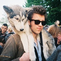 男生头像抱着宠物