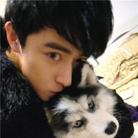 男生头像抱着宠物