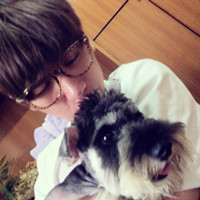 男生头像抱着宠物