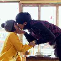 两个人亲嘴的情侣头像