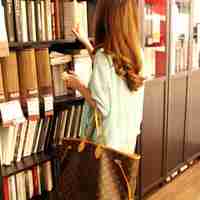 女生看书头像_唯美安静女生读书头像图片_喜欢这氛围书香