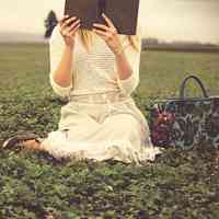 女生看书头像_唯美安静女生读书头像图片_喜欢这氛围书香