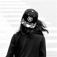 头像女生背影戴帽子 好看黑白女生背影戴帽子