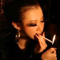 女生点烟头像_点烟的女生微信头像_点烟姿势很帅
