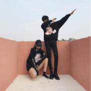 嘻哈风格的情侣头像一对两张_街头情侣很有嘻哈