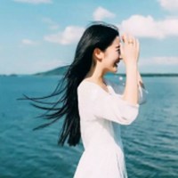 海边微笑长发女生头像