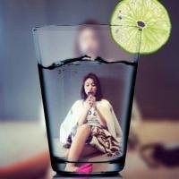 画中画盘腿女生头像