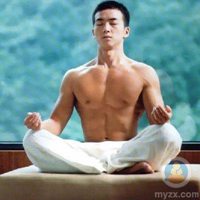 深呼吸闭眼男生图片