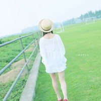 绿色校服背影