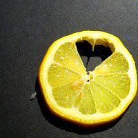 拿水果遮眼镜侧脸头像