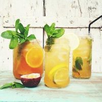 欧美女生拿着水果头像