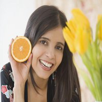 动漫男生手拿水果头像