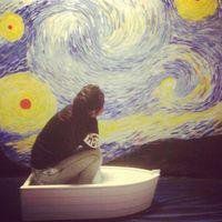 欧美女生拿着水果头像