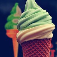 动漫男生手拿水果头像