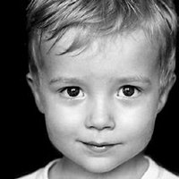 墨镜小正太头像