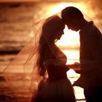 带有桃花风景女头像