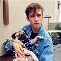 外国小孩抱狗头像