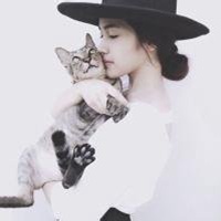 黑白抱狗头像个性网