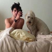 卡通女抱狗头像