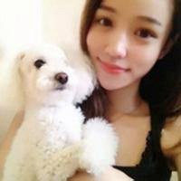 女生戴帽子抱狗狗头像