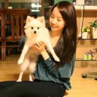 女生抱狗狗头像黑白