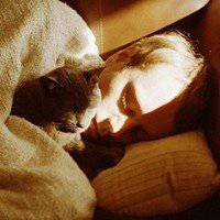 卡通女抱狗头像