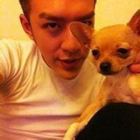 卡通女抱狗头像