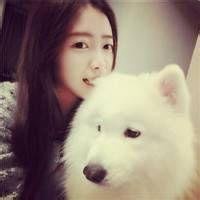 动漫女生抱狗头像