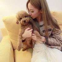 黑白男生抱狗狗头像