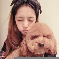 女生抱狗狗头像黑白