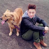 男人抱狗狗头像