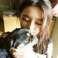 黑白抱狗头像个性网