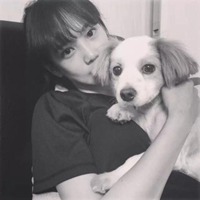 黑白照女抱狗头像