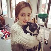 欧美男抱狗头像黑白