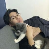 抱猫头像侧面女