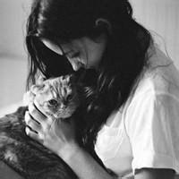 短发黑衣女生抱猫头像