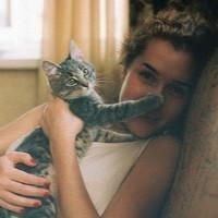 女生抱猫头像漫画图片